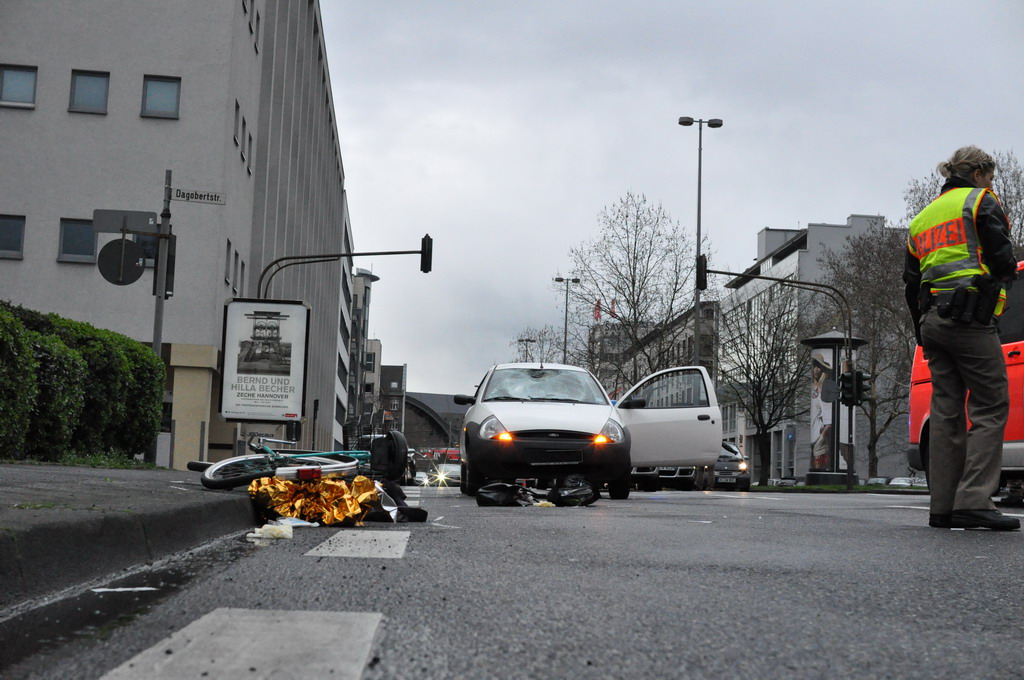 VU PKW gegen Rad Koeln Turinerstr P11.JPG